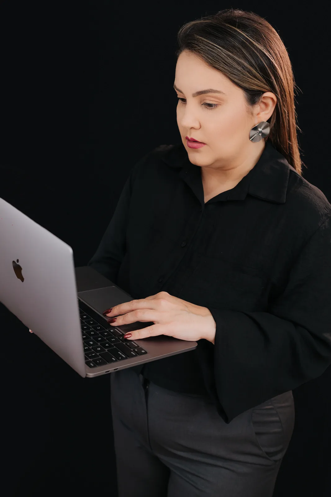 Niliâne Gomes analisando documentos previdenciários