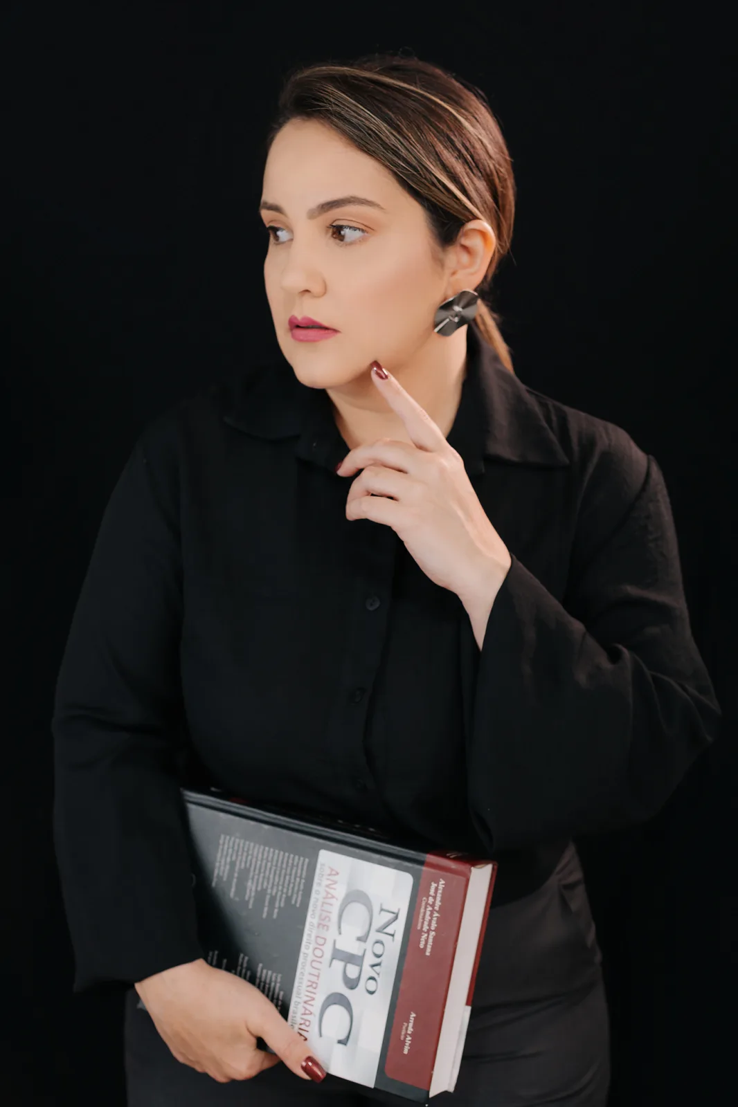 Niliâne Gomes com livro jurídico